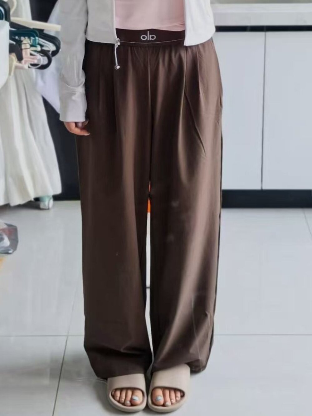 Model Off Duty 🛀 ALO Yoga Suit Up Trouser Espresso🤳Wide-Leg Long-Leg Look